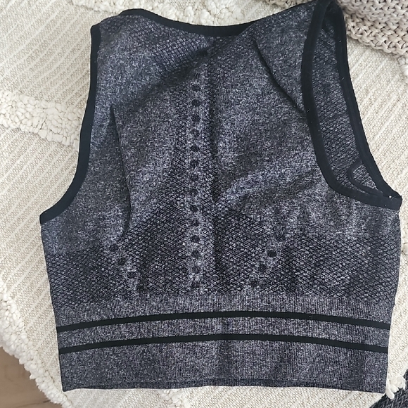 Lole Black and Gray Sleeveless Knit Crop Tank - Picture 2 of 2